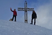 46 Alla croce di vetta del Grem (2049 m) mentre la nebbia si sta diradando...